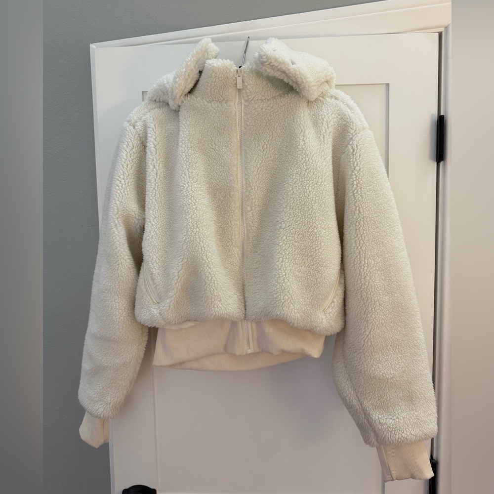 ALO Yoga the Foxy in plush sherpa. In the very popular Ivory color-size SMALL